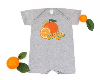 Little Cutie - 半袖 / ショートパンツ - ワンピース ベビー ロンパース | ベビー サマー アウトフィット | キッズ グラフィック T シャツ | ベビー スプリング ロンパース | 幼児用アウトフィット