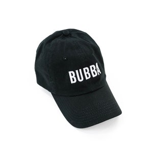 Könnte beinhalten: Eine schwarze Baseballkappe mit einem weißen, gestickten "BUBBA"-Logo.