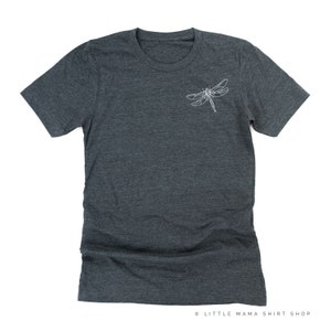 Op de afbeelding: Donkergrijs t-shirt met een witte libel-omtrek op de linkerborst. Het shirt heeft korte mouwen, een ronde hals en is gemaakt van zacht materiaal.