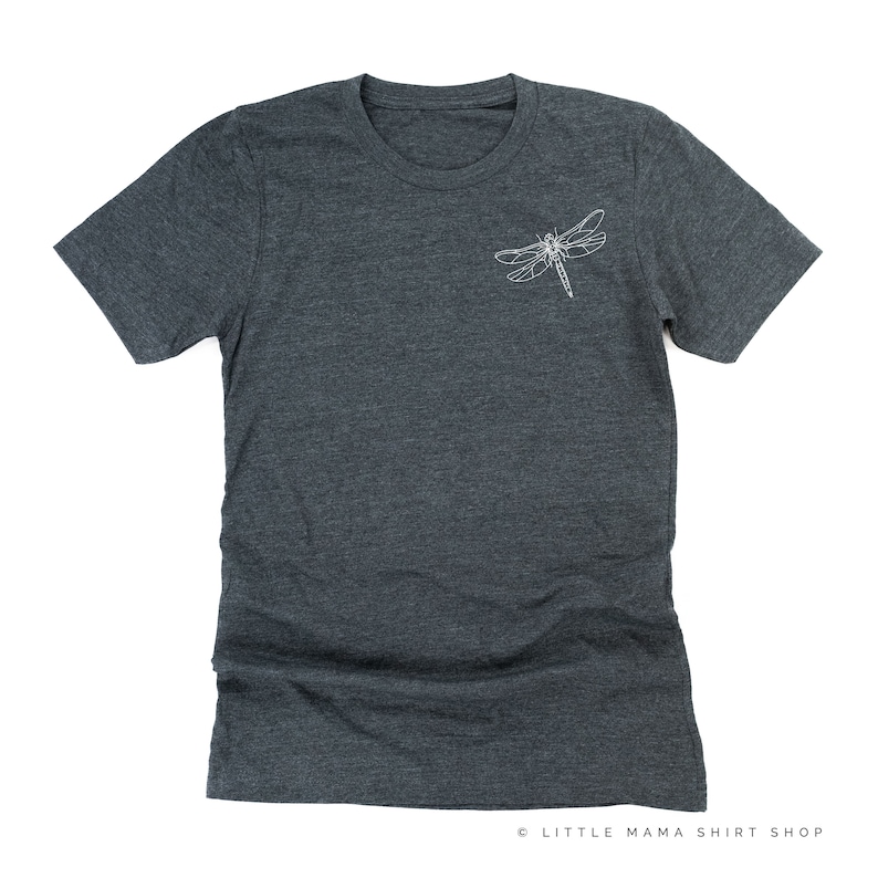 Op de afbeelding: Donkergrijs t-shirt met een witte libel-omtrek op de linkerborst. Het shirt heeft korte mouwen, een ronde hals en is gemaakt van zacht materiaal.