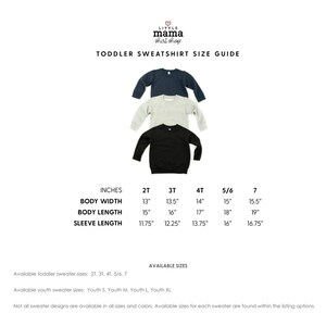 Pu&ograve; includere: Tabella delle taglie per felpe per bambini piccoli, che mostra le diverse taglie e le misure corrispondenti di larghezza del corpo, lunghezza del corpo e lunghezza delle maniche in pollici. Le taglie disponibili sono 2T, 3T, 4T, 5/6 e 7.