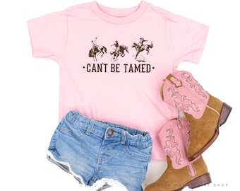 Can't Be Tamed - Camisa infantil / Camiseta gráfica para niños / Camisa de rodeo para niños / Camisa occidental para niños / Camiseta de vaquero para niños / Camiseta para niños vaquera / Camisa gráfica