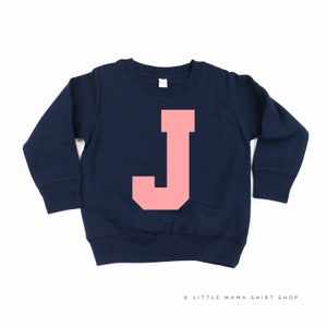 Inicial Varsity "J" - Suéter Infantil | Camisola para Crianças | Suéteres de volta às aulas | Suéteres escolares | Suéteres infantis | Suéter Good Vibes