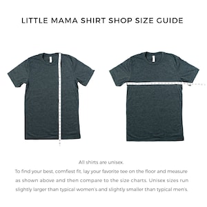 Op de afbeelding: Een maattabel van Little Mama Shirt Shop. Twee donkergrijze t-shirts worden getoond met meetlinten. De tekst "LITTLE MAMA SHIRT SHOP SIZE GUIDE" staat bovenaan. De tekst "All shirts are unisex" staat eronder. Er staan ook instructies over hoe te meten.