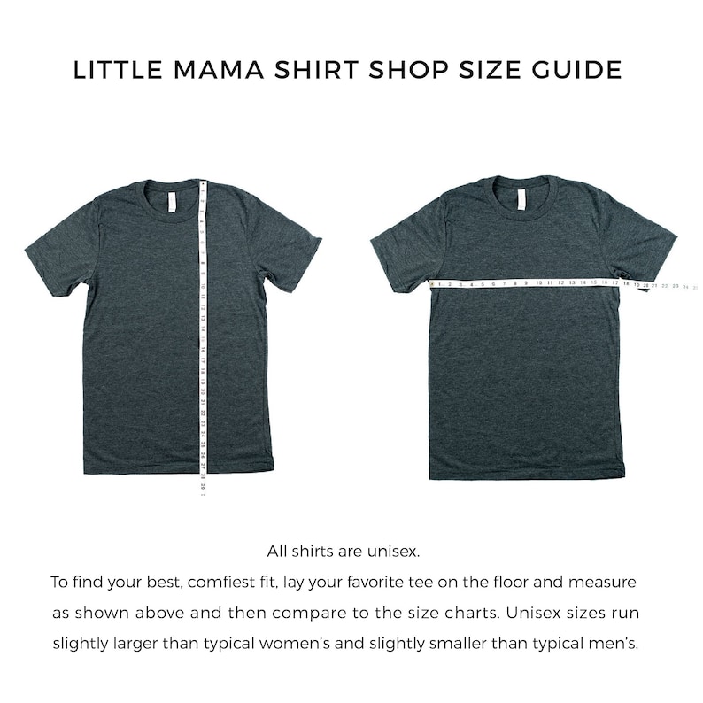 Op de afbeelding: Een maattabel van Little Mama Shirt Shop. Twee donkergrijze t-shirts worden getoond met meetlinten. De tekst "LITTLE MAMA SHIRT SHOP SIZE GUIDE" staat bovenaan. De tekst "All shirts are unisex" staat eronder. Er staan ook instructies over hoe te meten.