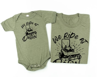 Tosaerba da equitazione - We Ride at Dawn - Set di 2 camicie - OLIVA con NERO / Camicie di padre e figlio / Regalo per la festa del papà / T-shirt di papà e figlia /