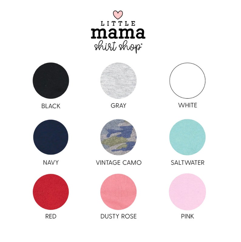 Pu&ograve; includere: Un grafico che mostra 10 diverse opzioni di colore per una t-shirt. I colori sono nero, grigio, bianco, blu navy, mimetico vintage, acqua salata, rosso, rosa antico e rosa. Il testo "LITTLE mama shirt shop" &egrave; in cima al grafico.