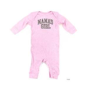 Puede incluir: Mono de bebé de manga larga de color rosa con el texto "Mama's Girl" en negro con un estampado de leopardo.