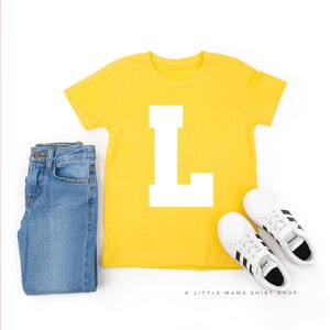 Iniciais do time do colégio - Camisa infantil manga curta - AMARELO DOURADO c/ BRANCO | De volta às aulas | Camisas Escolares | camisetas gráficas infantis | Espírito Escolar |