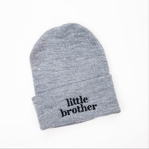 Beanie - Kleiner Bruder - Grau mit Schwarz | Jungen Mütze | Weihnachtsgeschenk | Kleiner Junge Mütze | Brother Mütze | Wintermütze für Jungen |