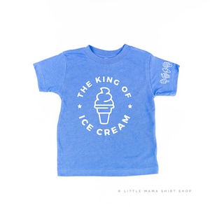 Le roi de la crème glacée - Pleine grandeur - Détail de la manche de crème glacée - Chemise enfant à manches courtes | Chemise pour tout-petits | Chemises de crème glacée | Crème glacée pour enfants