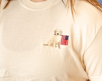 Geborduurd Comfort Colours T-shirt - Patriotic Pup (zak) | 4 juli-outfit | Vrijheid | Patriottisch T-shirt met print | Zomershirt |