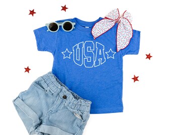 USA - Hollow Font - Koszulka dziecięca | 4 lipca | Patriotyczna koszulka dziecięca | Akcesoria USA | Koszulka graficzna dla dzieci | USA Proud | All American Kid |