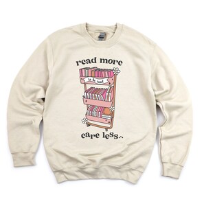 Przeczytaj więcej Care Less - BASIC FLEECE CREWNECK | Pomysł na prezent dla kobiet | Miłośniczka pornografii | Miłośniczka książek | Jeszcze jeden rozdział | Prezent na Dzień Matki |