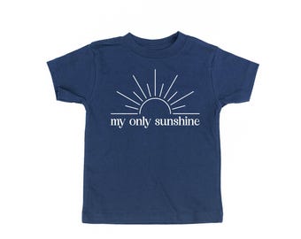 Może przedstawiać: Koszulka w kolorze granatowym z białym nadrukiem słońca i tekstem "my only sunshine" z przodu.