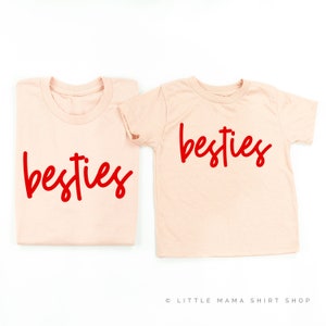 Besties - Conjunto de 2 BLUSH con camisas ROJAS / Camisas de mamá y yo / Mamá de niñas / Camisetas a juego / Mamá e hija / Mamá de niñas / Día de la Madre