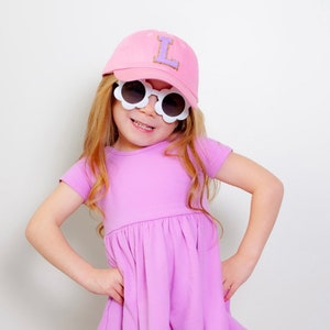 Gorra de béisbol infantil con iniciales universitarias de edición limitada, rosa y morado. Gorra con monograma.