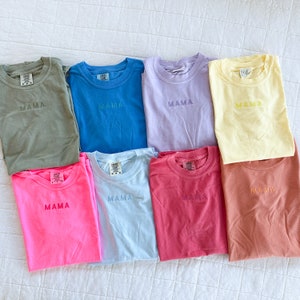 Besticktes Kurzarm T-Shirt - TINY CAPS MAMA - Ton in Ton Faden | Muttertagsgeschenk | Liebe meine Crew | Geschenk für Mama |