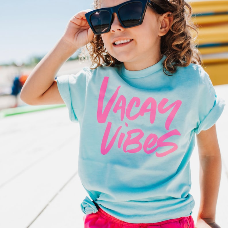 Vacay Vibes (Neon) – Koszulka dziecięca | Koszulki letnie | Koszulki wakacyjne dla dzieci | Koszulki wakacyjne dla dzieci | Koszulki plażowe | Czas letni | Koszulka plażowa dla dzieci zdjęcie 2