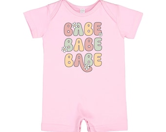 BABE x3 con margaritas - Manga corta / Pantalones cortos - Romper bebé de una pieza / Traje de verano para bebés / Camiseta gráfica para niños / Romper de primavera para bebés /