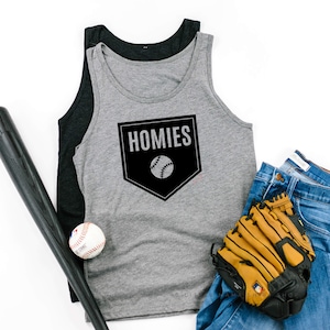 HOMIES - Regata JERSEY unissex | Regata de beisebol | T gráfico do basebol | Mãe do beisebol | Esportes de verão | Tanque Esportivo | Estimativa Camiseta de <br> Entrega Rápida? Para fora