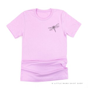 Op de afbeelding: Lichtpaars T-shirt met een zwarte libelle-afbeelding op de linkerborst. Het shirt heeft korte mouwen en een ronde hals. De tekst "&copy; LITTLE MAMA SHIRT SHOP" staat rechtsonder.