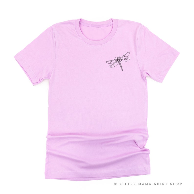 Op de afbeelding: Lichtpaars T-shirt met een zwarte libelle-afbeelding op de linkerborst. Het shirt heeft korte mouwen en een ronde hals. De tekst "&copy; LITTLE MAMA SHIRT SHOP" staat rechtsonder.