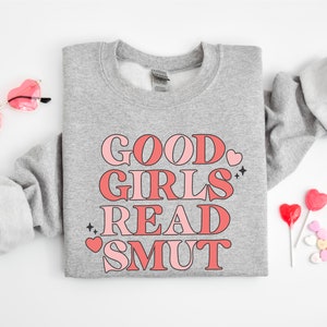 Good Girls Read Smut - BASIC FLEECE CREWNECK | Pomysł na prezent dla kobiet | Miłośniczka Smut | Sweter Book Club | Miłośniczka książek | Jeszcze jeden rozdział |
