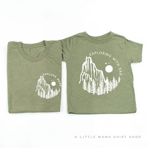 Mehr entdecken + Mit Dad erkunden - 2er-Set Shirts - OLIVE w/ WHITE | Vater und Sohn Shirts | Vatertagsgeschenk | Vater und Tochter Shirt