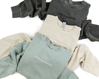 Felpa girocollo con ricamo PIGMENT - Nella mia era da insegnante / Felpa per insegnanti / Accessori per insegnanti / Ama i miei studenti / Vivi al meglio la mia vita da insegnante