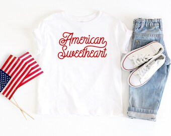 American Sweetheart - Script - Koszulka dziecięca | 4 lipca | Koszulka patriotyczna | Koszulki dziecięce z okazji 4 lipca | Koszulka graficzna dla dzieci | Akcesoria dla dziewcząt |