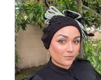 Exquisiter Beret Hut für Frauen, schwarze Basis mit schwarz / cremefarbenem Fascinator, verzierte Kopfbedeckung, ausgefallener Tichel, eleganter Tam, besonderer Anlass