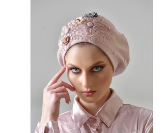 Exquisite Schlupfmütze für Damen, staubiges rosa Blumenmuster, verzierte Kopfbedeckung, Tichel Snood, elegante Chemo-Tam-Mütze für besondere Anlässe