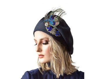 Exquisite Baskenmütze für Damen, marineblauer Pfau/Kristalle, verzierte Kopfbedeckung, ausgefallener Tichel, eleganter Chemo-Tam-Hut, besonderer Anlass