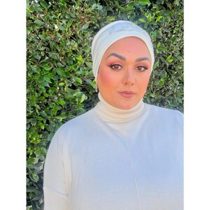 Elegante gorro sin cierre para mujer, color crema, cierre de velcro, gorro elegante preatado para quimioterapia, detalle de diseño, Tichel Lady