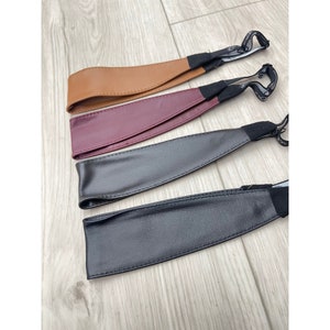 Peut inclure: Quatre bandeaux en cuir de différentes couleurs : marron, bordeaux, noir et gris foncé. Les bandeaux sont en cuir souple et doux et ont un design simple et élégant.