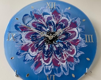 Blaue Blumen Wanduhr aus Resin, Rustikales Wohndekor, 35 cm