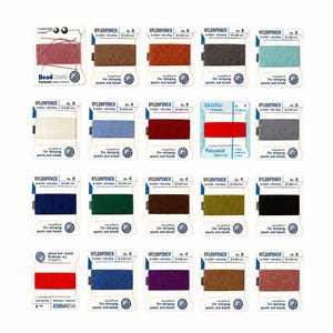 Op de afbeelding: Een collectie van twintig individuele kaarten met Griffin Nylon Power en Polyamid rijgdraad in diverse kleuren. Elke kaart toont de merknaam, het productnummer en de diameter in millimeters, met twee meter draad om elke kaart gewikkeld.