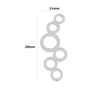 Peut inclure: Breloque en métal argenté avec un motif de six cercles qui se chevauchent, mesurant 29 mm de long et 11 mm de large.