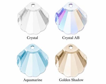 Puede incluir: Cuatro colgantes de cristal en forma de concha con un orificio superior para colgar. Los colores son Crystal transparente, Crystal AB iridiscente, Aquamarine azul claro y Golden Shadow marrón dorado claro. Cada colgante tiene superficies facetadas.