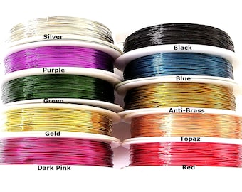 Puede incluir: Carretes de alambre en varios colores, incluyendo plata, negro, morado, verde, oro, rosa oscuro, azul, anti-latón, topacio y rojo.