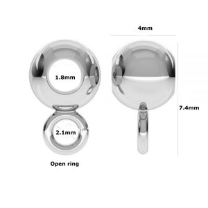 Może przedstawiać: Srebrna koralka z otworem o średnicy 1,8 mm i otwartym pierścieniem o średnicy 2,1 mm. Koralka ma średnicę 4 mm i wysokość 7,4 mm.