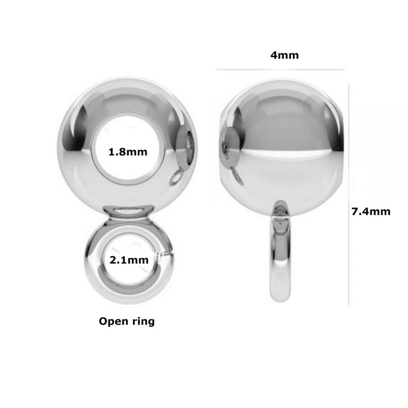 Może przedstawiać: Srebrna koralka z otworem o średnicy 1,8 mm i otwartym pierścieniem o średnicy 2,1 mm. Koralka ma średnicę 4 mm i wysokość 7,4 mm.