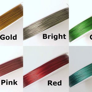 Puede incluir: Seis carretes de hilo metálico en diferentes colores: dorado, plateado, verde, rosa, rojo y azul.