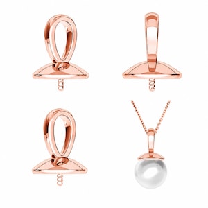 Può includere: Un set di contromaglie per pendenti in oro rosa con finitura liscia e lucida, dotate di un piccolo perno filettato per fissare perle. Una contromaglia è mostrata attaccata a una perla bianca su una catenina sottile, le altre sono isolate.