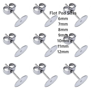 Puede incluir: Ocho pares de postes de pendientes de plata con almohadillas planas en varios tamaños. Los tamaños se enumeran como 6 mm, 7 mm, 8 mm, 9 mm, 10 mm, 11 mm y 12 mm.