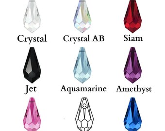 Op de afbeelding: Assortiment van traanvormige kristallen kralen in verschillende kleuren, waaronder kristal, kristal AB, Siam, Jet, Aquamarijn, Amethist, Roze en Saffier.