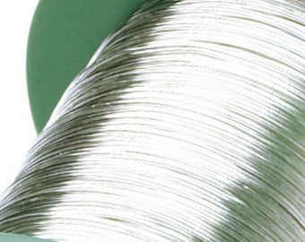 Puede incluir: Un carrete de alambre de color plateado enrollado alrededor de un carrete verde.