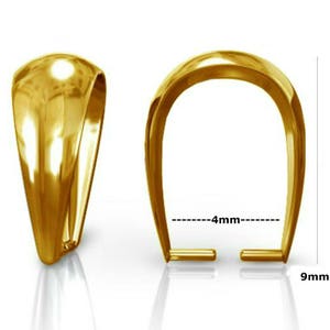 Może przedstawiać: Złota metalowa zawieszka do zawieszki z otworem 4 mm i długością 9 mm. Zawieszka ma kształt łzy z gładką, zaokrągloną powierzchnią.