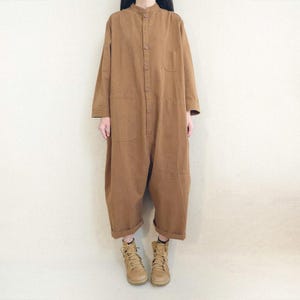 Mono cruzado de algodón: Peto con mangas tipo kimono, botones y bolsillos.